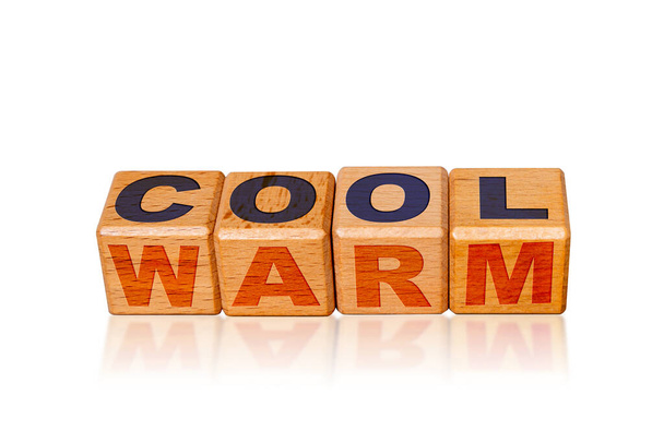 Kühl und warm auf denselben Buchstabenblöcken mit kühl und warm gefärbtem Text. Konzept von Temperaturen, Einstellungen oder Emotionen. - Foto, Bild