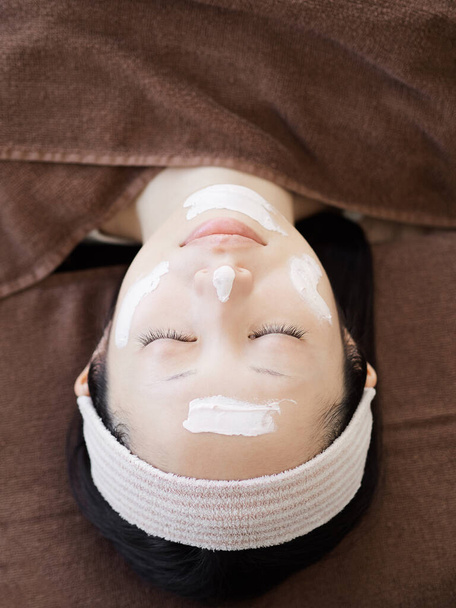 Японські жінки отримують догляд за обличчям - Фото, зображення