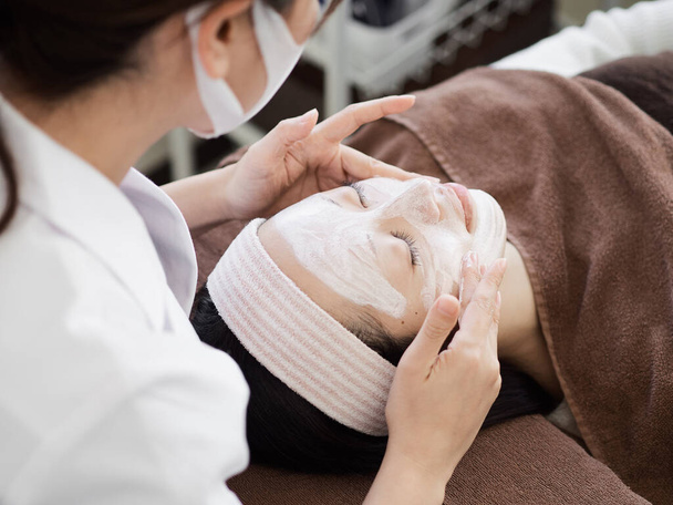 Japońskie kobiety otrzymujące pielęgnację twarzy - Zdjęcie, obraz