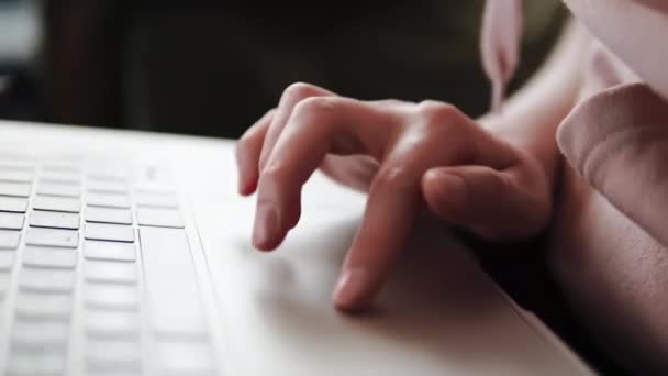 La mano de las mujeres utiliza el trackpad de la computadora portátil moderna escultura de la computadora con gestos especiales multi-touch
. - Imágenes, Vídeo