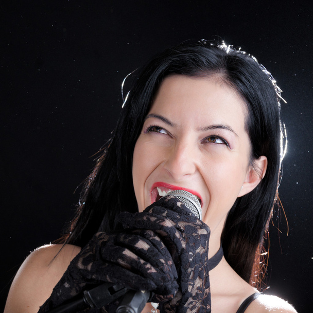 Mujer cantando con micrófono - Foto, Imagen