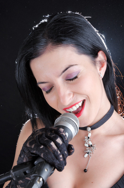 Kobieta śpiewająca z mikrofonem - Zdjęcie, obraz