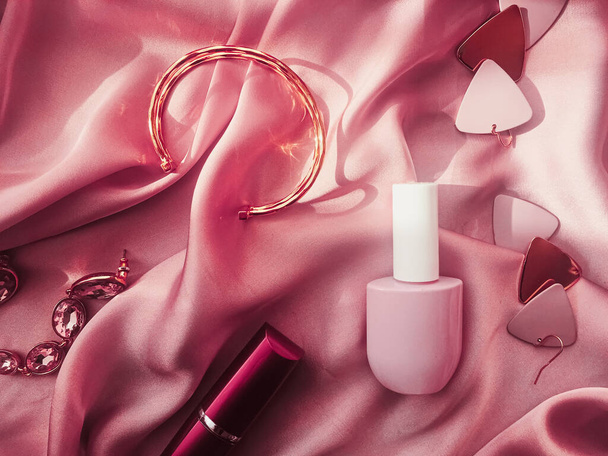 Accesorios de moda y elegantes, joyas y productos de maquillaje sobre fondo de seda rosa, belleza y moda
 - Foto, imagen