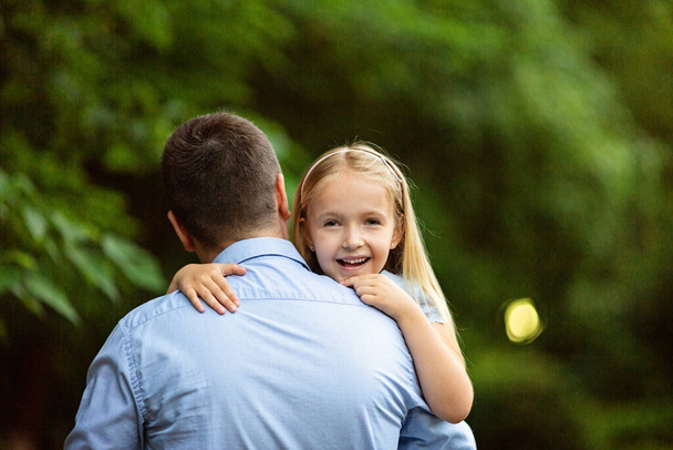 Happy fathers day. Dad and his child daughter are playing and having fun together. Family holidays. - Foto, Imagen