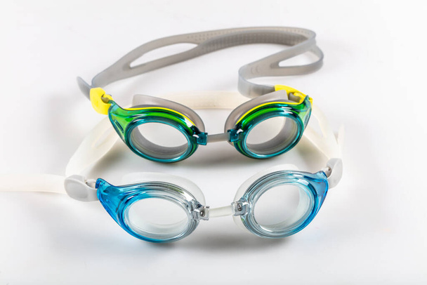 Γυαλιά για κολύμπι με σταγόνες νερού. Πισίνα . - Φωτογραφία, εικόνα