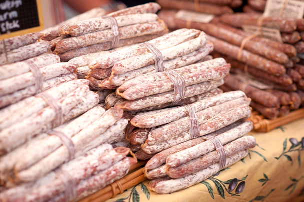λουκάνικα σε μια αγορά - Φωτογραφία, εικόνα