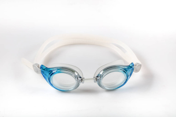 Γυαλιά για κολύμπι με σταγόνες νερού. Πισίνα . - Φωτογραφία, εικόνα