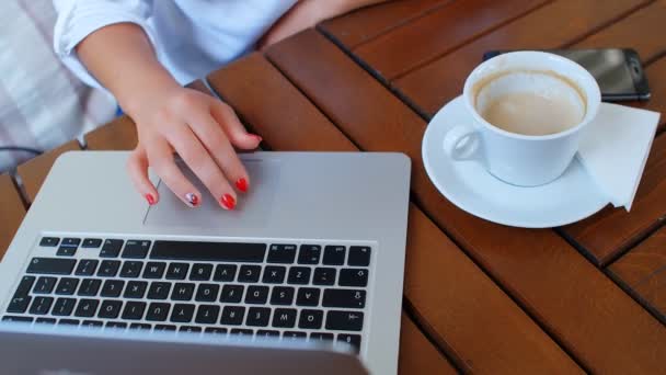 Mujer de negocios con el ordenador portátil en Café Beber café, Trabajar en el ordenador portátil y el uso de teléfono, detalle superior de la mesa, 4k
 - Metraje, vídeo