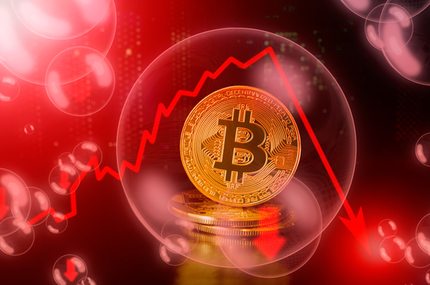 Bitcoin moneta BTC in una bolla di sapone. Rischi e pericoli di investire in Bitcoin criptovaluta. Crollo del tasso di cambio. Concetto instabile. Giù caduta caduta bolla - Foto, immagini