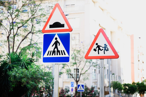 Sinais de trânsito aviso de crianças e passeios pedestres em uma área urbana
. - Foto, Imagem