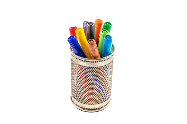 Canetas de ponta de feltro coloridas arco-íris em um recipiente com fundo branco
 - Foto, Imagem