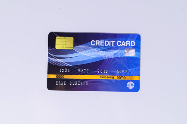 Οι πιστωτικές κάρτες τοποθετήθηκαν σε λευκό φόντο. - Φωτογραφία, εικόνα