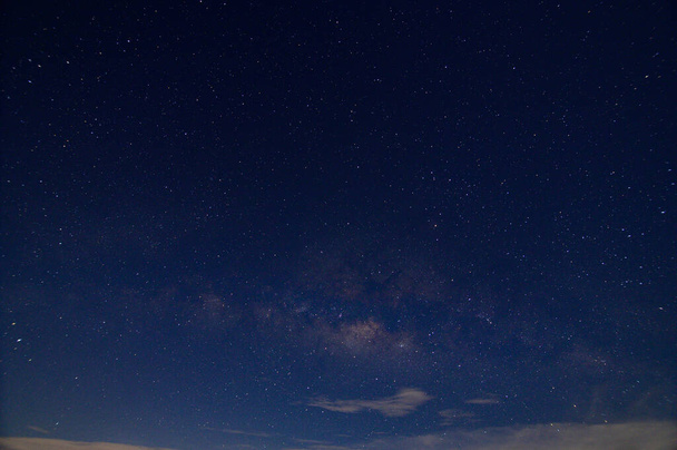 Ο γαλακτώδης τρόπος και τα αστέρια τη νύχτα - Φωτογραφία, εικόνα