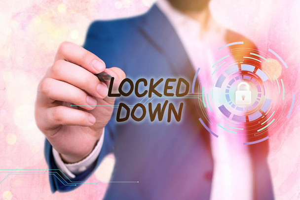 El yazısı yazısıyla "Locked Down". Web veri güvenliği uygulama sistemi için sınırlandırılmış alan grafiklerinin asma kilidini gösteren acil durum tedbiri kavramı. - Fotoğraf, Görsel