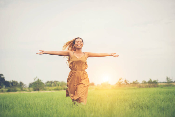 Boldog nő fut élvezze a fű mező - Fotó, kép