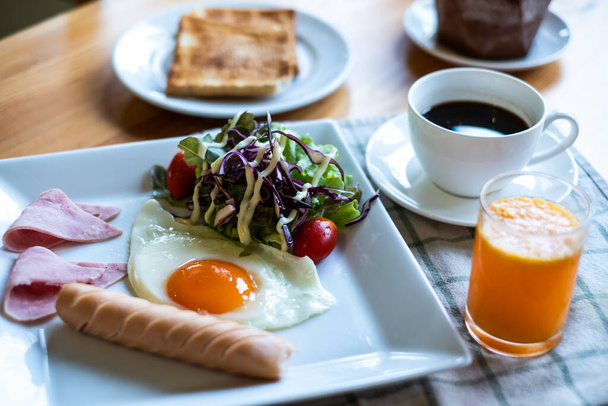 Reggeli vagy ebéd sült tojással, kenyérpirítós, zöld spárga, - Fotó, kép