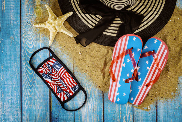Vacaciones de temporada de verano con accesorios en chanclas zapatillas de playa fondo de madera
 - Foto, Imagen