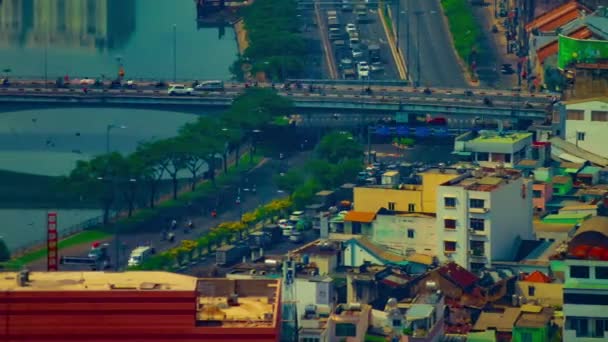 Timelapse korków w ruchliwym mieście w Ho Chi Minh wysoki kąt długo strzał panning - Materiał filmowy, wideo