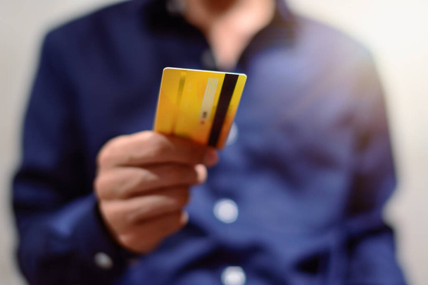 Los empresarios usan tarjetas de crédito para comprar, vender, comprar, hacer negocios
 - Foto, Imagen