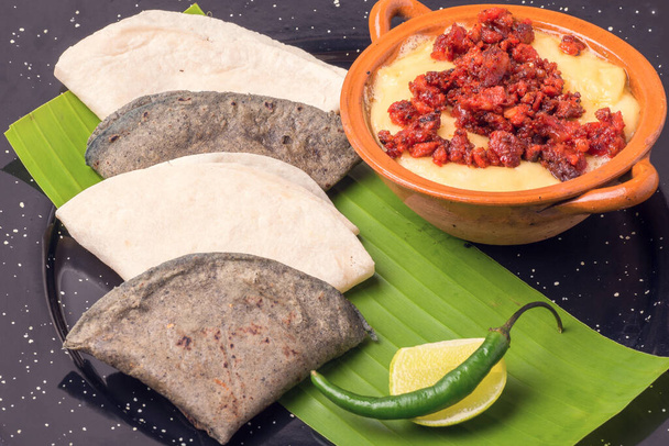 Cuisine traditionnelle mexicaine fromage fondu gastronomique avec chistorra et tortillas de maïs - Photo, image