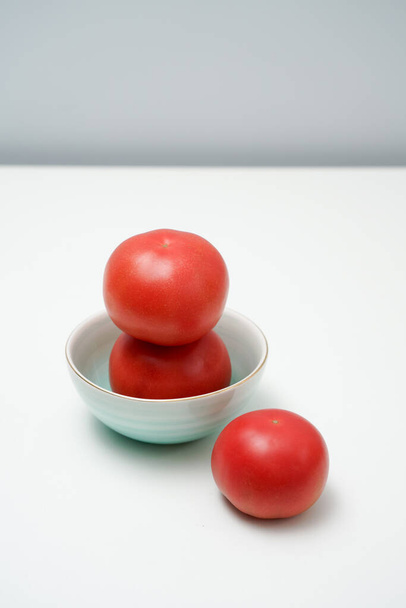 Tomaten in einer blauen Porzellanschüssel. - Foto, Bild