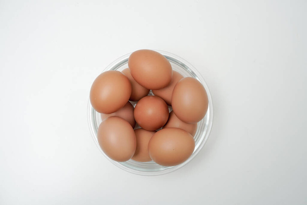 Huevos en un recipiente de vidrio transparente. Un tazón de huevos
 - Foto, Imagen