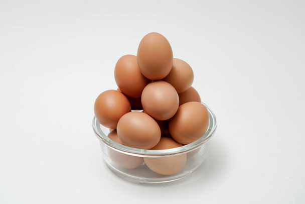 Αυγά σε διάφανο γυάλινο μπολ. Ένα μπολ με αυγά. - Φωτογραφία, εικόνα