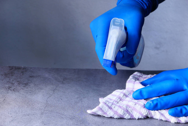 Поверхнева домашня чистка розпилювачем антибактеріальної омолоджуючої пляшки
  - Фото, зображення