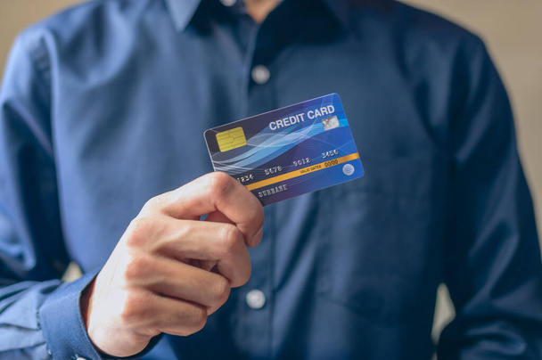 Los hombres de negocios usan tarjetas de crédito
 - Foto, Imagen