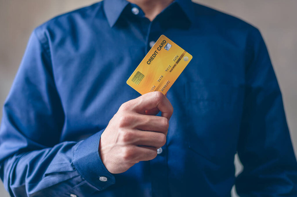 Podnikatelé používají kreditní karty při nakupování a podnikání - Fotografie, Obrázek