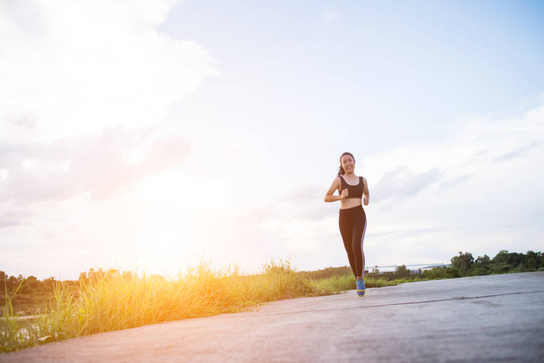 Mutlu koşucu kadın parkta koşuyor.. - Fotoğraf, Görsel