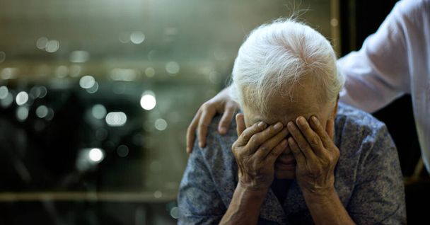 Dcera utěšuje starší ženu, která je matkou smutek s Alzheimerovou chorobou a amnézií, ztráta paměti v důsledku demence. - Fotografie, Obrázek