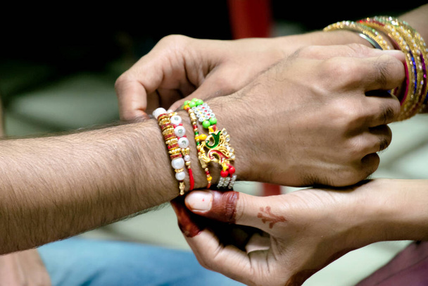 Rakshabandhan, oslavovaný v Indii jako festival označující lásku a vztah mezi bratrem a sestrou. Sestra kravata Rakhi jako symbol intenzivní lásky k jejímu bratrovi. - Fotografie, Obrázek