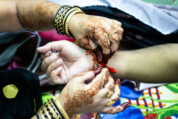 Rakshabandhan, célébré en Inde comme un festival dénotant l'amour frère-sœur et la relation. Sœur cravate Rakhi comme symbole d'amour intense pour son frère. - Photo, image