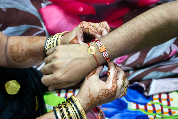 Rakshabandhan, célébré en Inde comme un festival dénotant l'amour frère-sœur et la relation. Sœur cravate Rakhi comme symbole d'amour intense pour son frère. - Photo, image