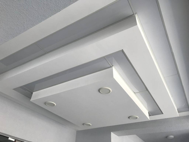 Gipsum hangende valse plafond ontwerp weergave van decoratieve manier voor een ingang van een hoogbouw interieurs - Foto, afbeelding