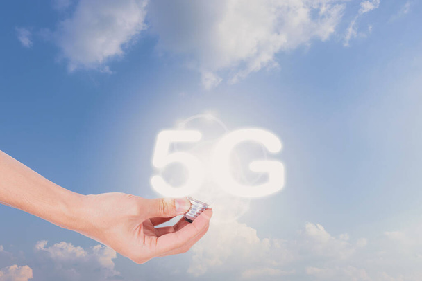 Comunicación Usando el símbolo del icono del teléfono inteligente móvil 5G
 - Foto, Imagen