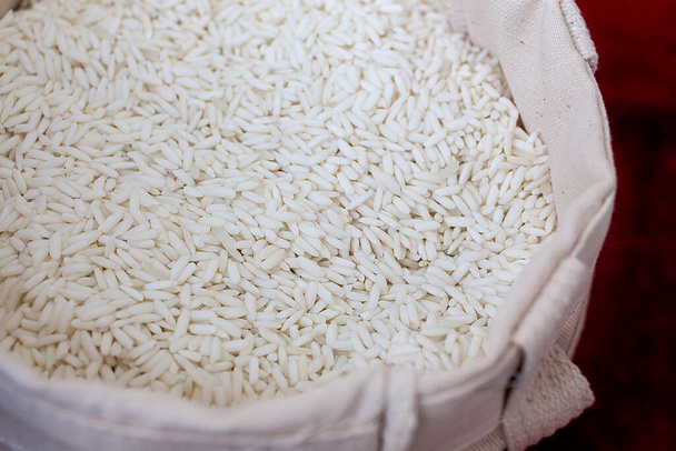 arroz en un tazón, comida cruda de semillas - Foto, Imagen