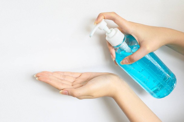 Prise de vue d'une femme se lavant les mains avec un désinfectant. Désinfectant pour les mains est gel instantané contient au moins 60 % d'alcool utilisé pour réduire les germes infectieux ou tue, bactéries encore plus coronavirus
 - Photo, image