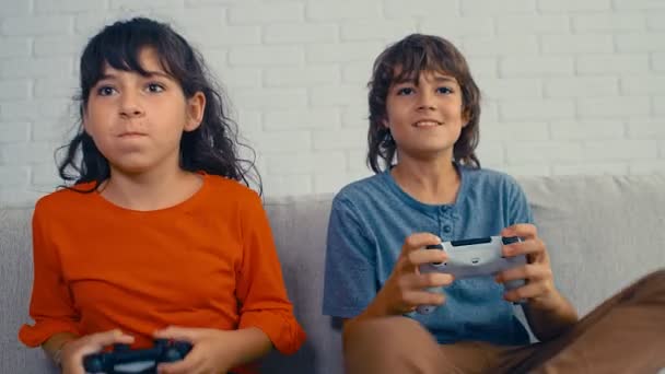 Giovane ragazzo pre-adolescente e ragazza che gioca console per videogiochi, divertirsi, ridere, tenere il joystick, celebrare la vittoria, 4k - Filmati, video