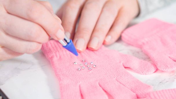 Šatonová růžová dětská rukavice se sněhovými vločkami. - Fotografie, Obrázek