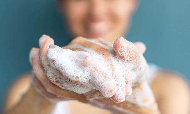 Tiro de close-up das mãos da pessoa que está sendo lavada com sabão suds - Foto, Imagem