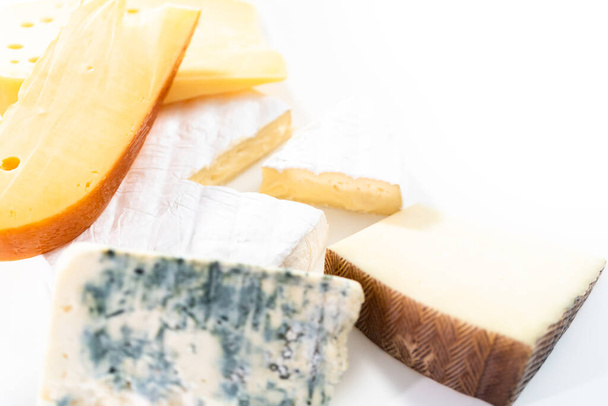 Variedade de grandes cunhas queijo gourmet em um fundo branco. - Foto, Imagem