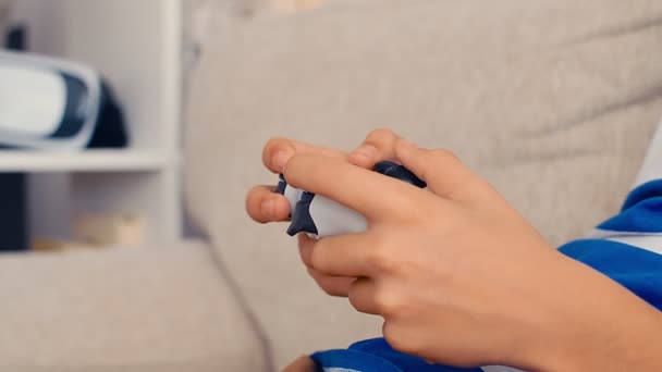 Ręce chłopca grającego w konsolę do gier wideo, trzymaj joysticka, 4k - Materiał filmowy, wideo