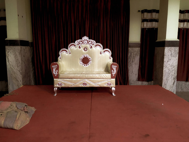 Lähikuva Tyhjä ylellinen punainen sametti ja kulta nojatuoli. Hindu häät Royal Arm tuoli vastaanotto istua morsian ja sulhanen - Valokuva, kuva