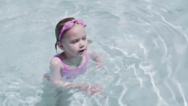 Menina se divertindo nadando na piscina ao ar livre no verão
. - Filmagem, Vídeo