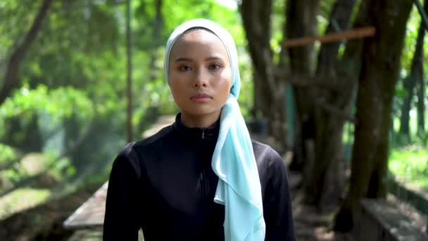 Concepto de estilo de vida saludable, señora musulmana malaya que usa una sonrisa al aire libre de hijab a la cámara
 - Imágenes, Vídeo