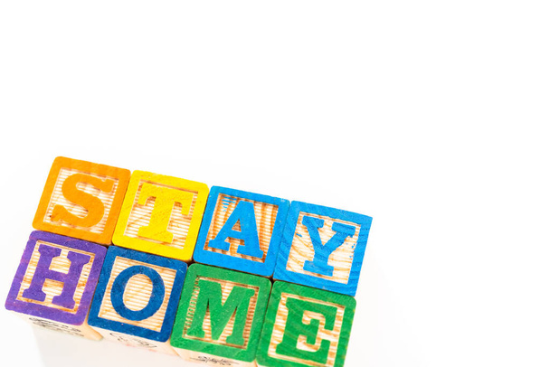 STAY HOME odhlásit z abecedy bloky pro děti na bílém pozadí. - Fotografie, Obrázek