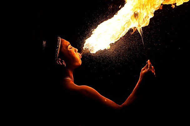 Une femme respirant le feu a des flammes qui sortent de sa bouche - Photo, image