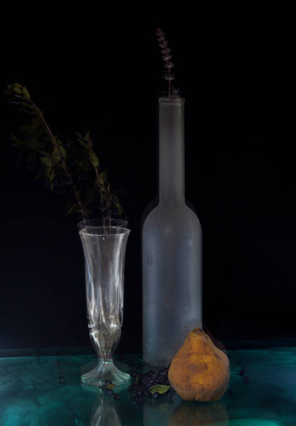 Σιλουέτα με μπουκάλια και ποτήρια. Ένα ίχνος φωτός. Νεκρή ζωή - Φωτογραφία, εικόνα